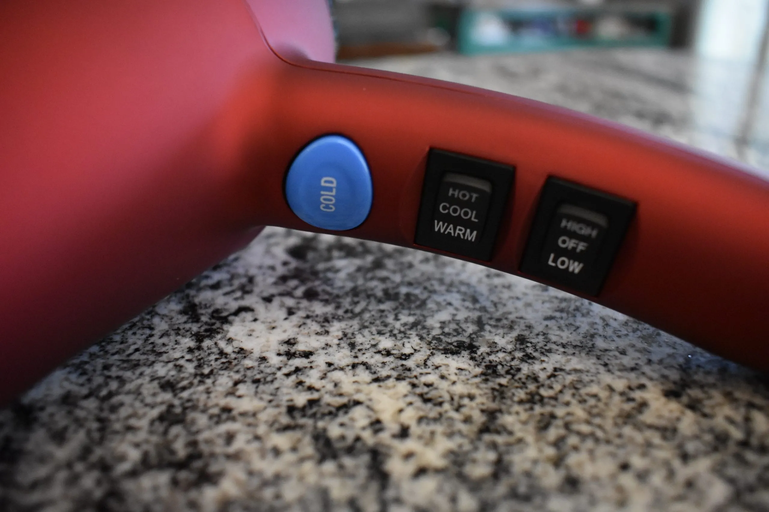 The buttons of the Babyliss Pro TT are small and hard to use