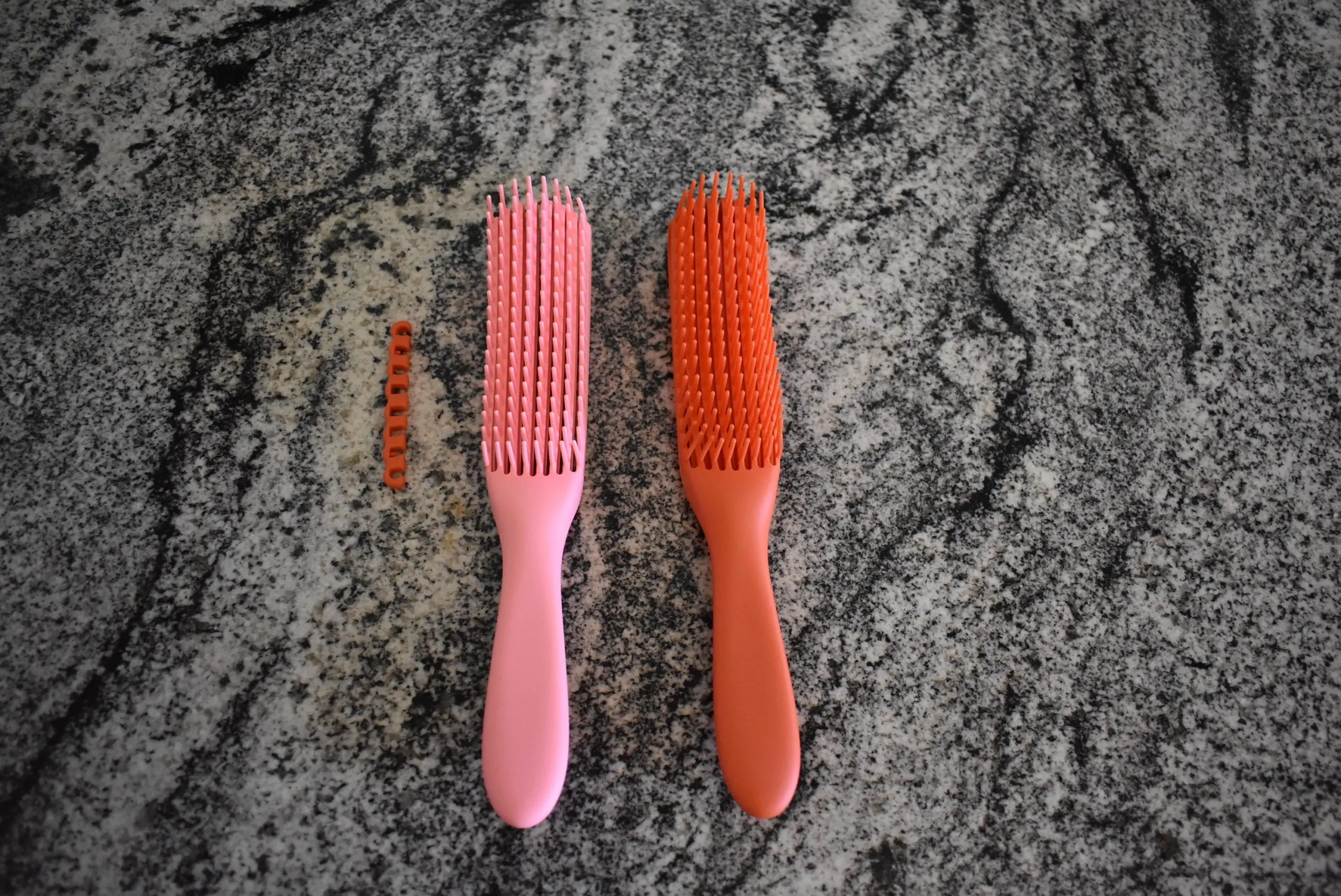 The 2 pack Detangling brush hair detangler in pink and red, the best hair brushes for oily hair