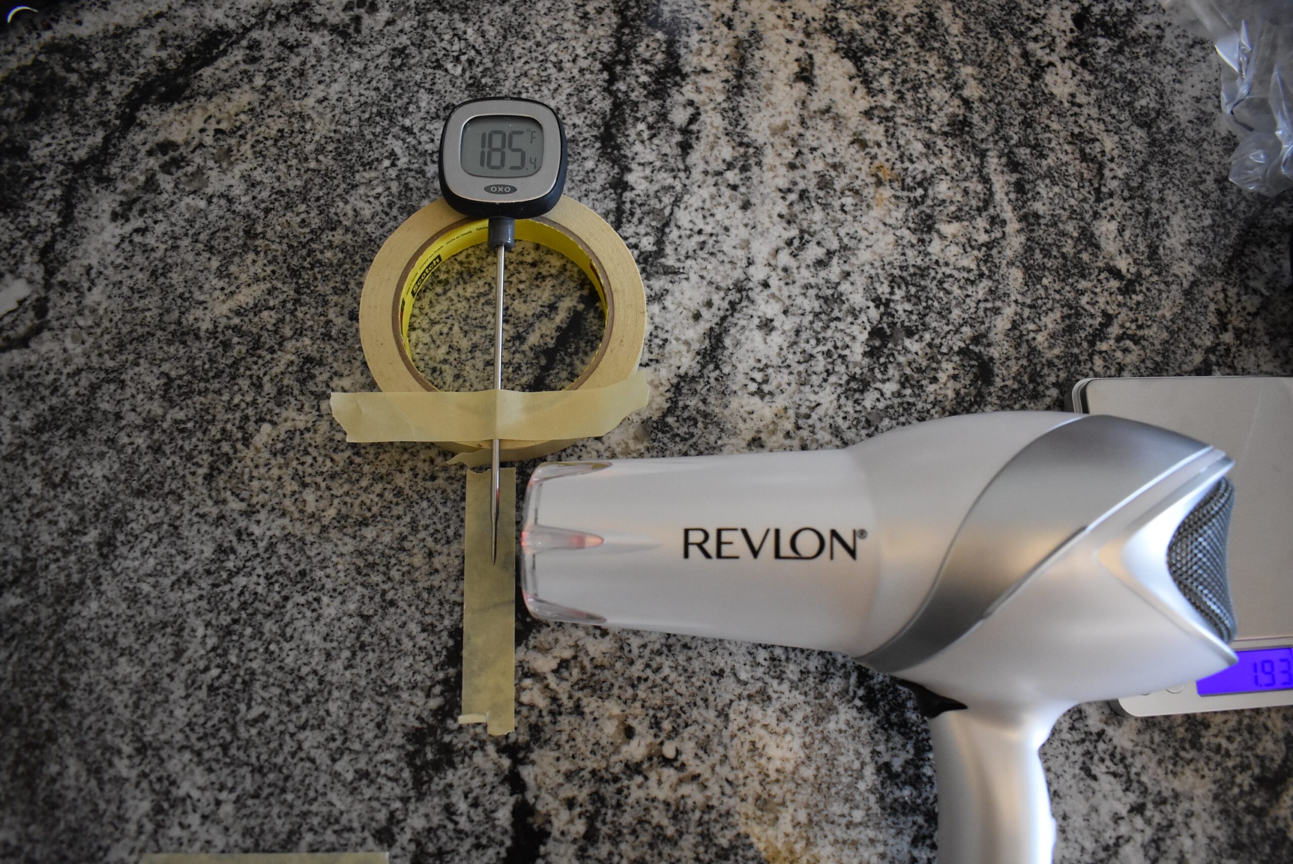 De Revlon 1875 watt föhn registreert 185 graden farenheit op een keuken thermometer
