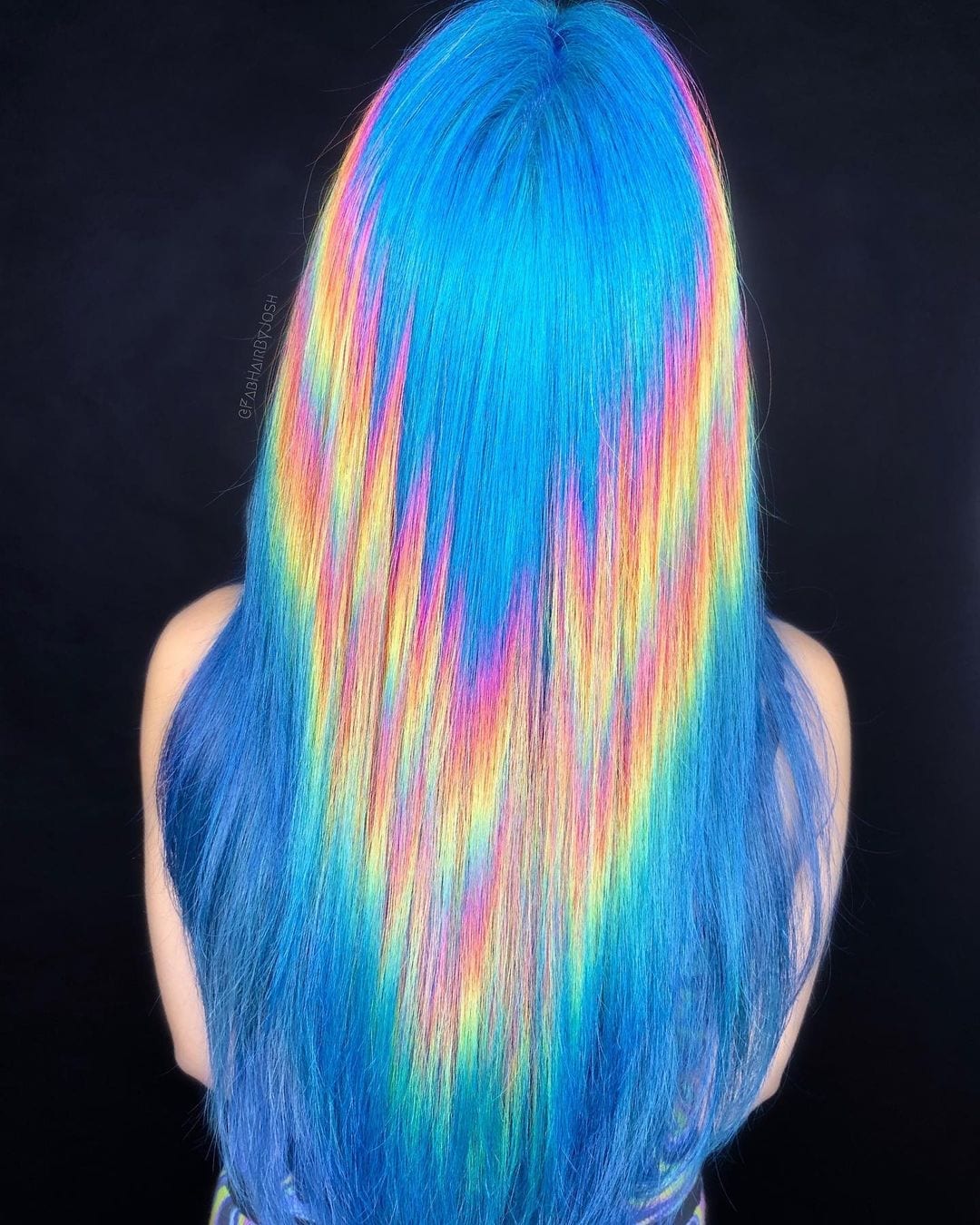 Halographic hairstyle that takes inspiration from a summer storm with shades of blue and yellow