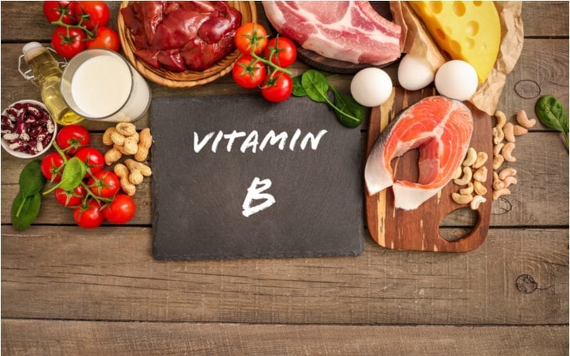 Để biết một số loại vitamin tốt nhất cho tóc của bạn, một số loại thực phẩm chứa vitamin trên bàn gỗ