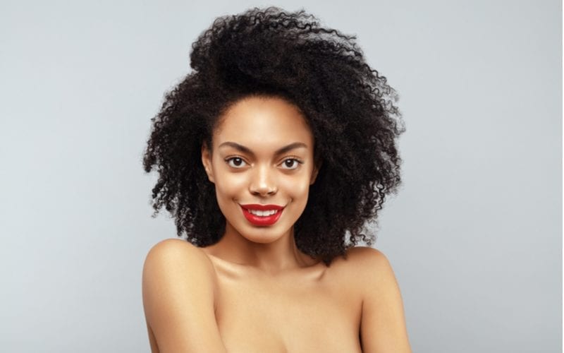 Người Mỹ gốc Phi với mái tóc thô tuyệt đẹp được tạo kiểu tóc bob dài / afro