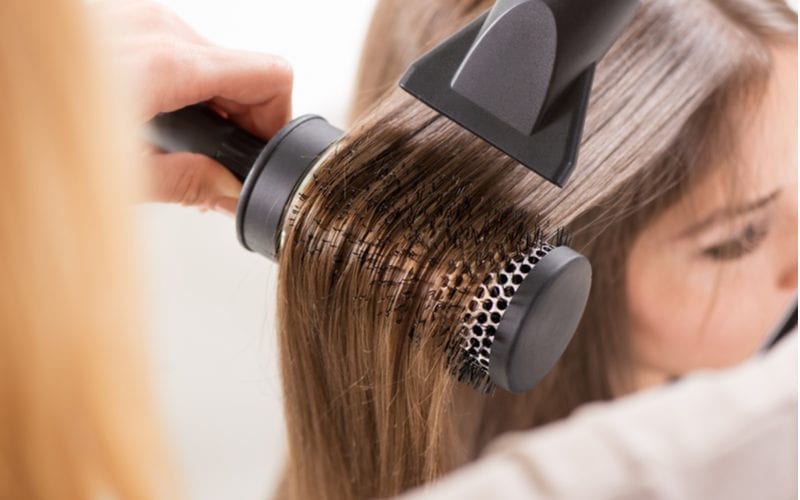 Để có một bài học về việc cạo tóc là gì, một người phụ nữ đến tiệm làm tóc bằng cách sử dụng lược tròn và tóc mượt hơn