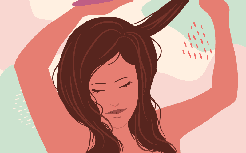 Người phụ nữ trêu chọc những lọn tóc của mình để có được mái tóc bồng bềnh