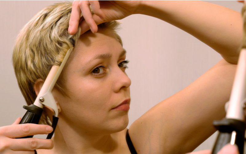 Gal uốn tóc ngắn bằng máy uốn xoăn là một bước trong cách uốn tóc ngắn cực chất