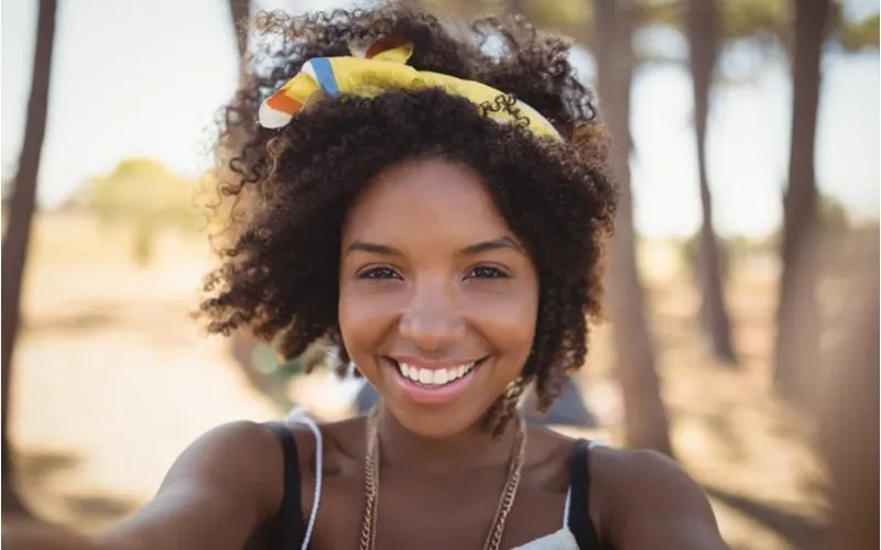 Another way to get rid of frizzy hair using a headband featuring a black woman wearing this style