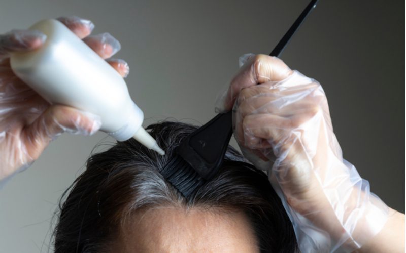 Người phụ nữ giúp chúng tôi hiểu liệu nhà phát triển tóc có làm sáng tóc hay không (nó có)