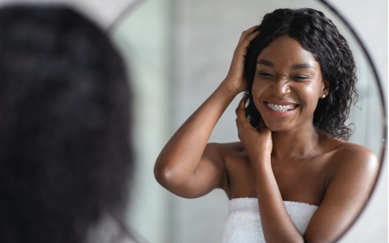 Người phụ nữ da đen xõa tóc để tránh bị lở da đầu do thắt bím