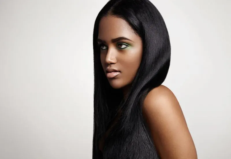 Kinky straight wig for black women on a thin model with straight hair