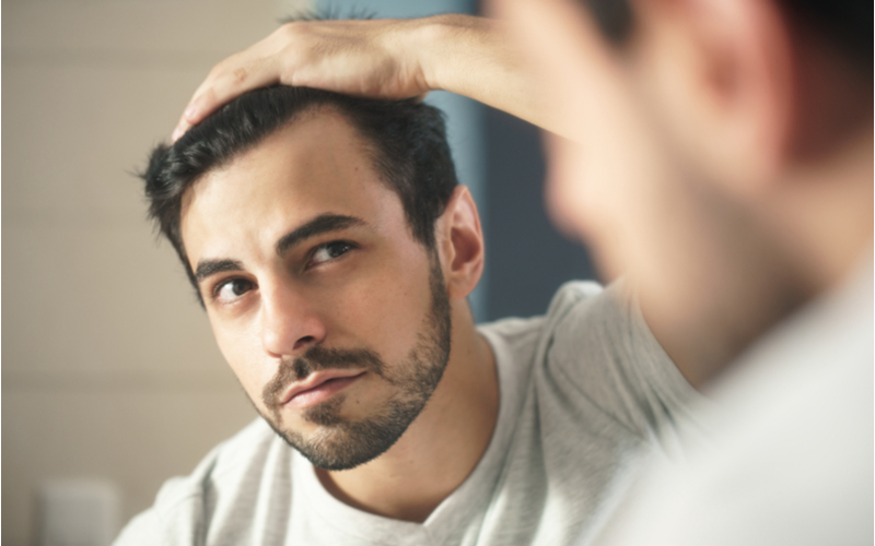 Man die overweegt om koolzuurshampoo te gebruiken omdat hij een toename van haaruitval ziet