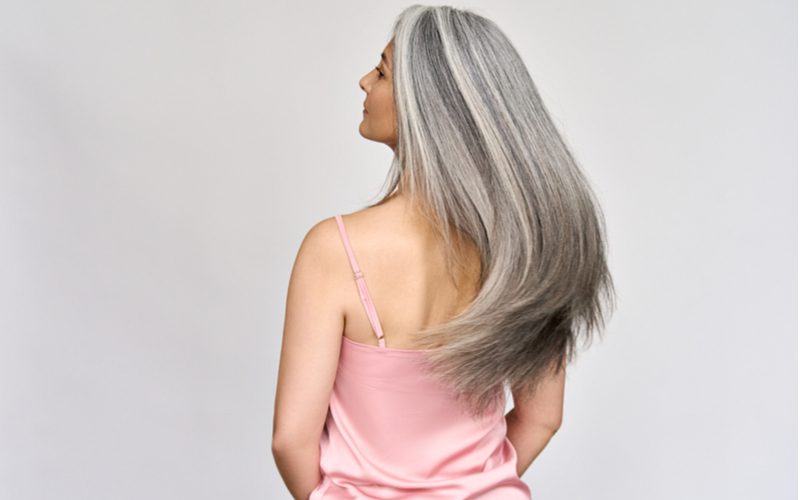 Hình ảnh một người phụ nữ có mái tóc hoa râm trong một lần điều trị bằng keratin cho tóc bạc