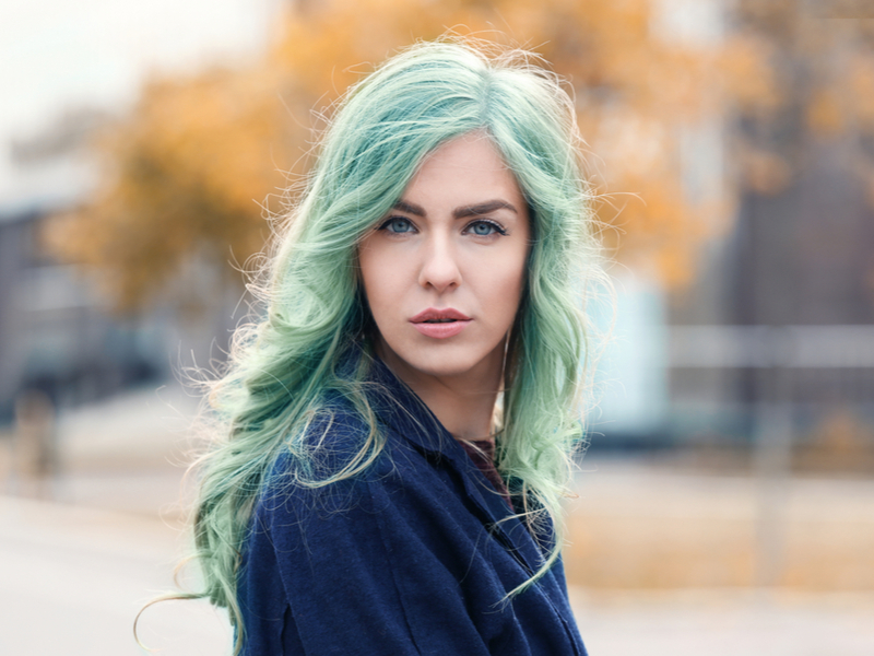 Người phụ nữ tự hỏi làm thế nào để có được màu xanh lá cây trên mái tóc đã tẩy trắng