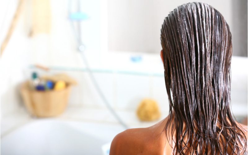 Hình ảnh mặt nạ dưỡng ẩm cho tóc được sử dụng để khắc phục tóc quá dày