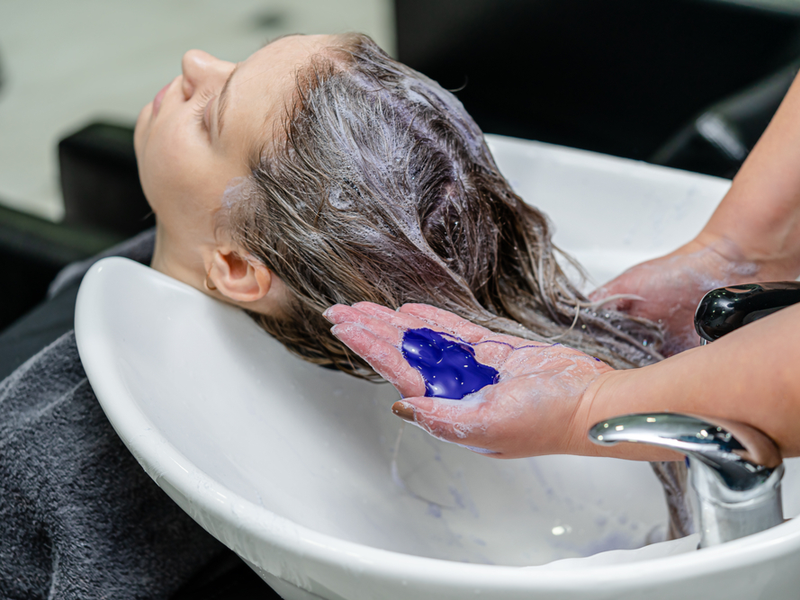 Người phụ nữ sửa lỗi nhuộm tóc bằng peroxide kém bằng dầu gội đầu màu tím trong tiệm