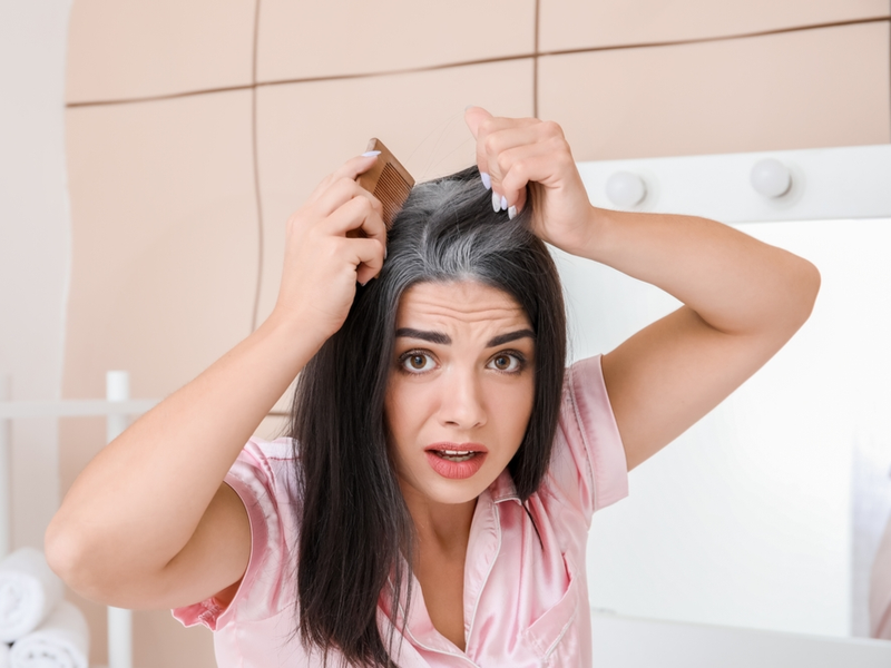 Người phụ nữ cần loại thuốc nhuộm tóc không chứa amoniac tốt nhất cho mái tóc bạc của mình