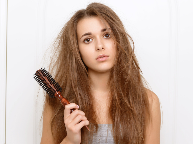Người phụ nữ tự hỏi làm thế nào để gỡ mái tóc rối của mình