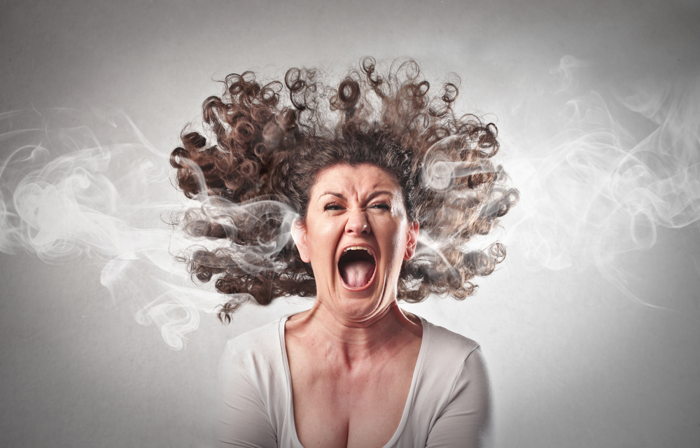 Người phụ nữ hét lên trong hoảng sợ vì không thể loại bỏ mùi cháy trên tóc