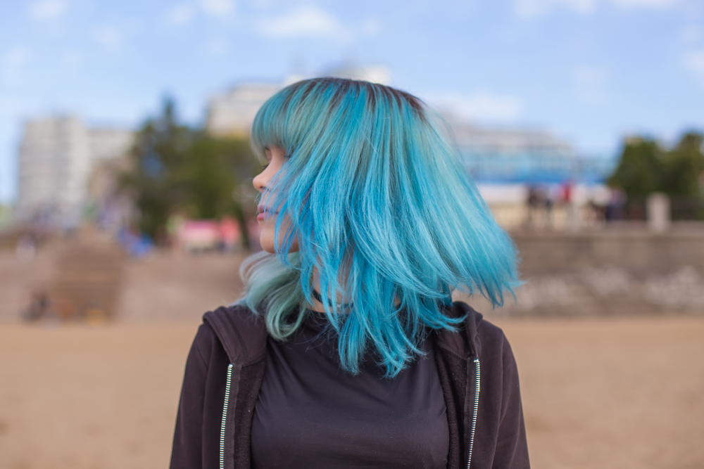 Người phụ nữ có mái tóc màu xanh lam được hình ảnh trong một tác phẩm có tiêu đề những màu tóc pastel phù hợp nhất cho đôi mắt nâu