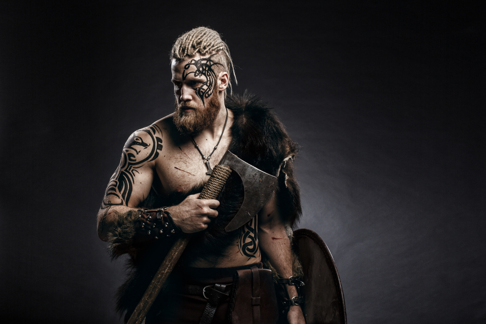Đối với một tác phẩm có tiêu đề là viking có khiếp sợ không, một anh chàng với phong cách như vậy đứng trong phòng tối cầm rìu