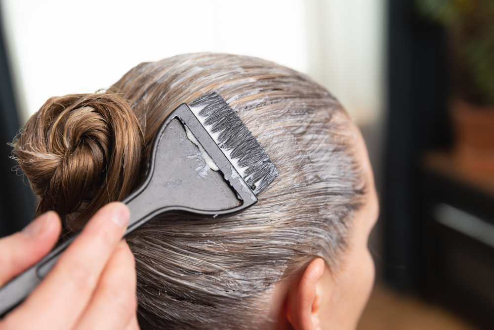 Thợ làm tóc dạy khách cách tắm thuốc tẩy để loại bỏ màu tóc