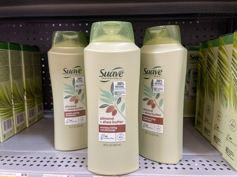 Ba chai dầu gội và dầu xả Suave được hình trên kệ cho một sản phẩm có tiêu đề Dầu gội Suave có tốt cho tóc của bạn không