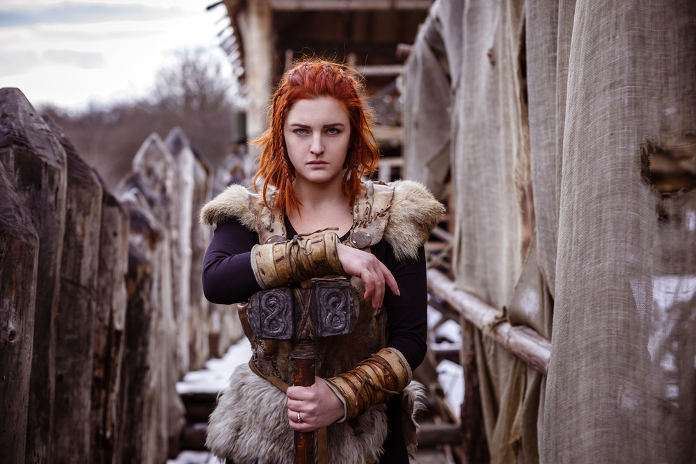 Người phụ nữ Viking với nỗi sợ hãi đứng với một chiếc rìu trên đùi