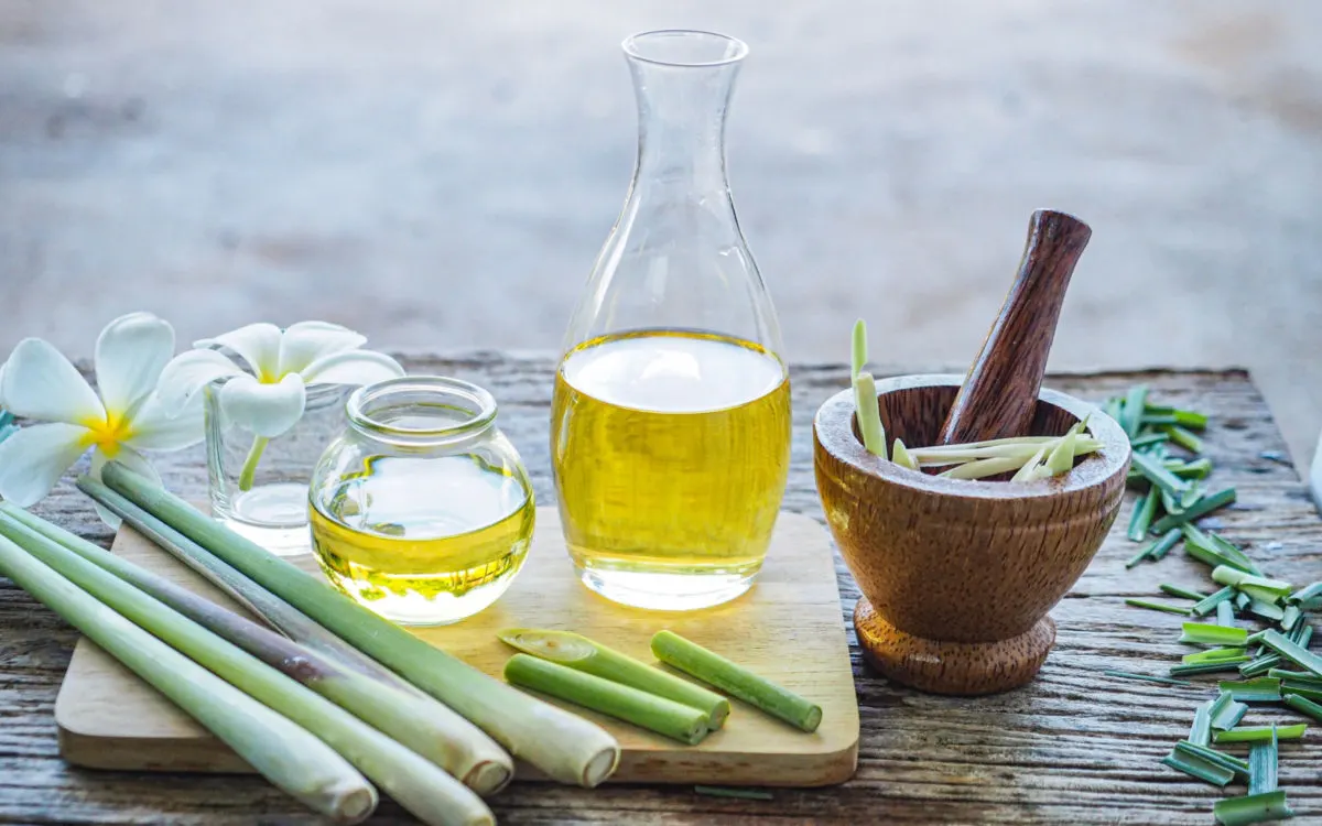 The 8 Main Benefits of Lemongrass Oil for Hair