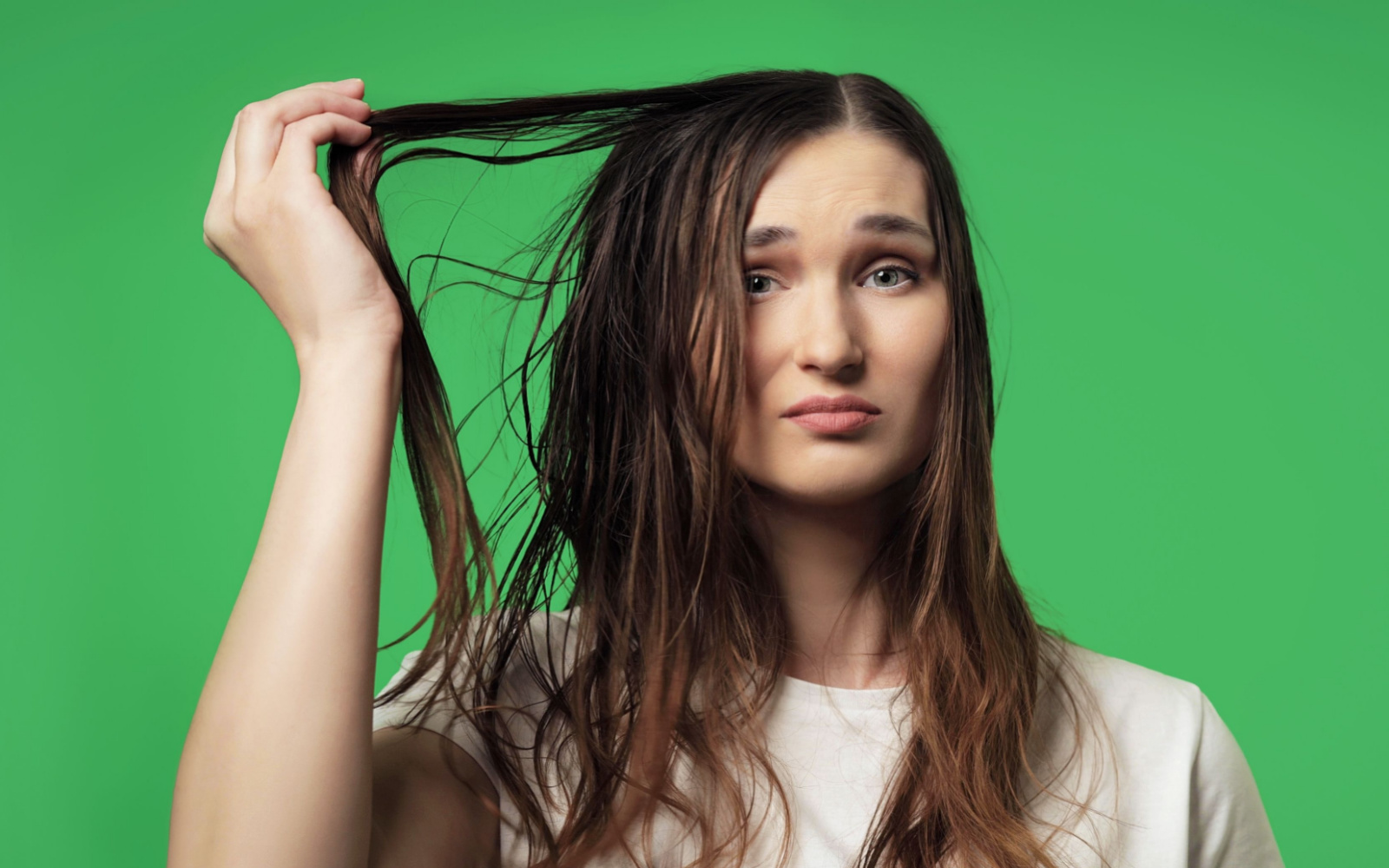 why-does-my-hair-get-greasy-so-fast-8-central-causes-and-14-effective