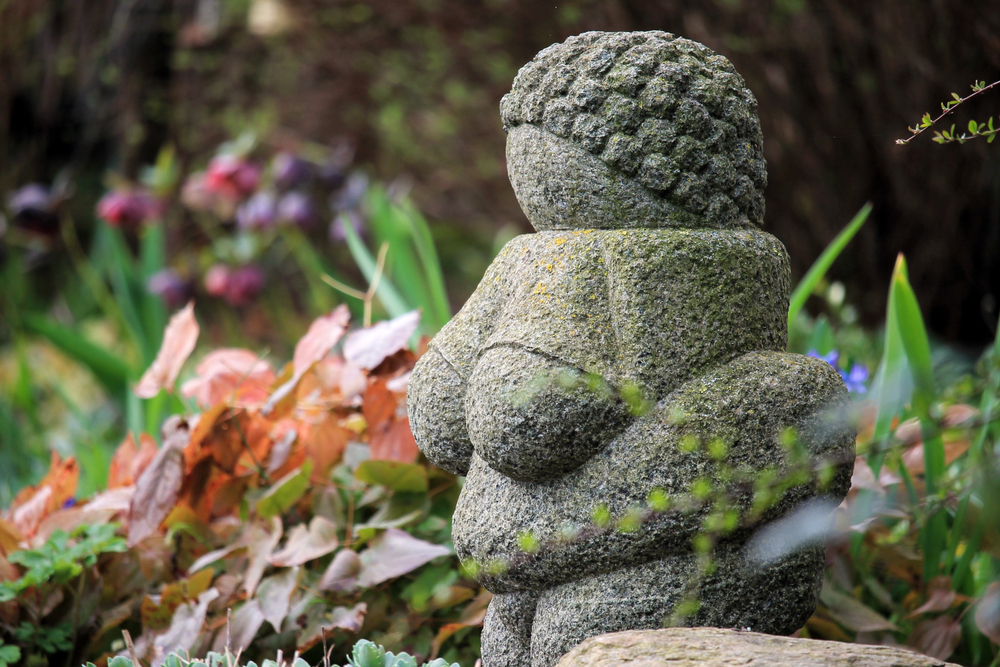 Statue of the Venus of Willendorf, a statue in the garden, for a piece on who created braids