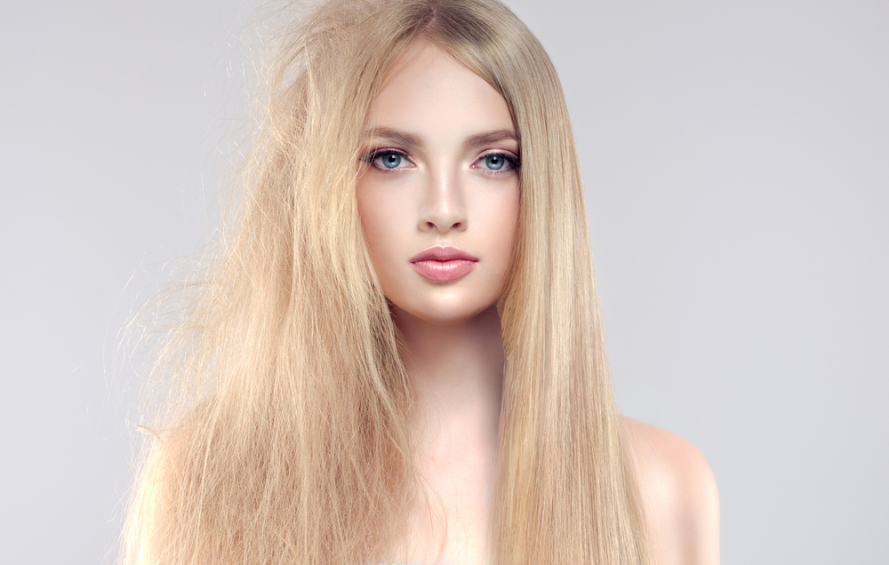 Người phụ nữ có mái tóc một nửa xoăn và không chải chuốt và một nửa tóc thẳng cho một phần có tiêu đề, bạn có thể uốn tóc sau khi điều trị bằng keratin không