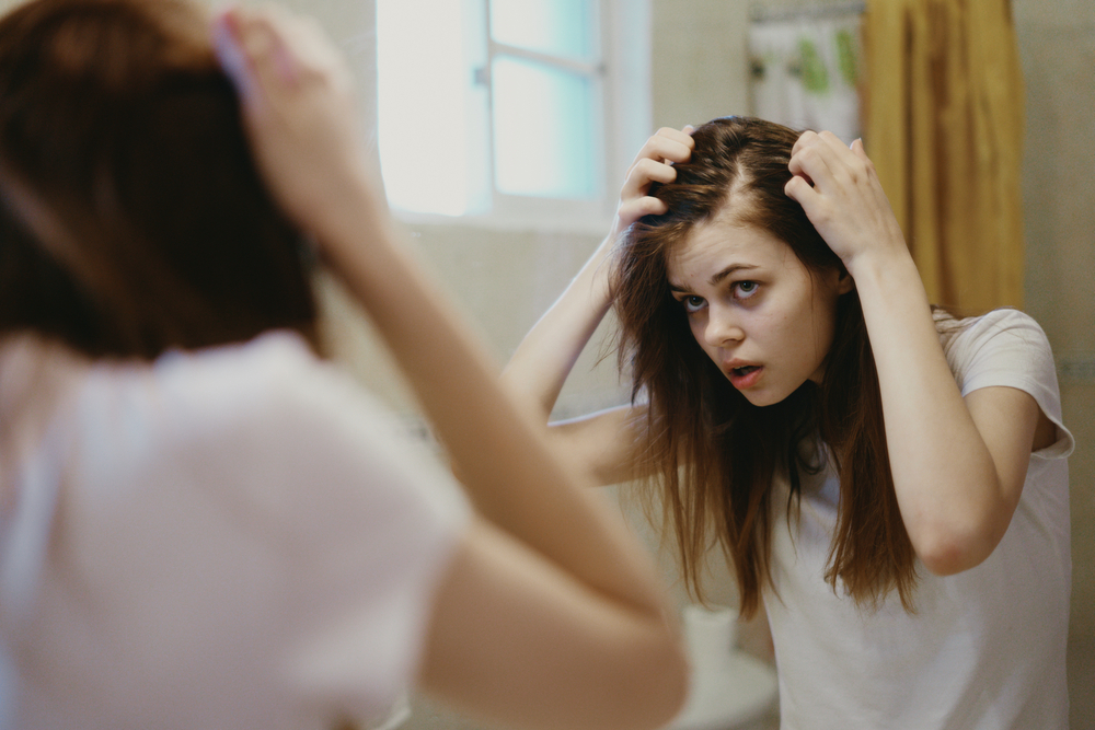 Người phụ nữ bị chứng rụng tóc kinh hoàng kiểm tra độ dày tóc trên người