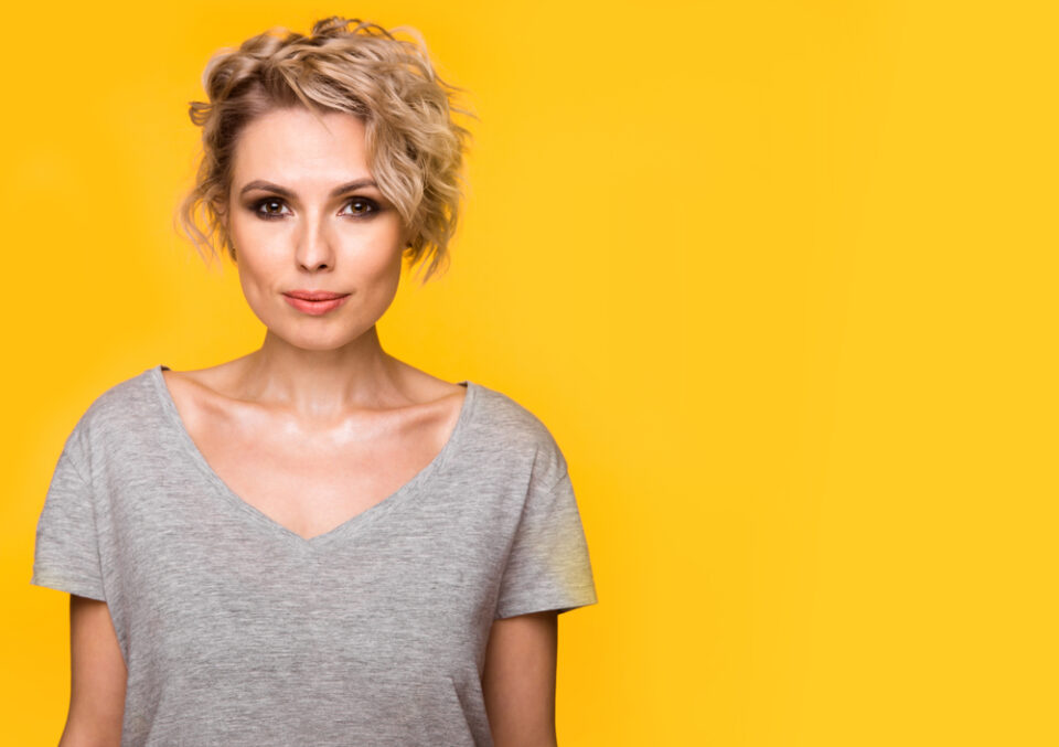 15 Stunning Short Haircuts for Oval Faces in 2025