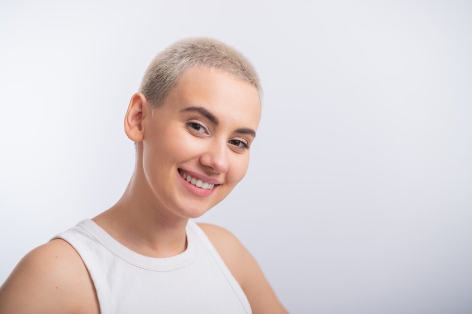 15 Stunning Short Haircuts for Oval Faces in 2025